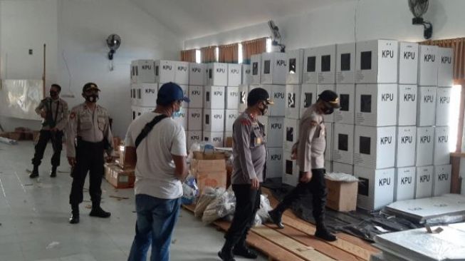 Kapolres Bangkep Lakukan Pengecekan Gudang Logistik KPU 
