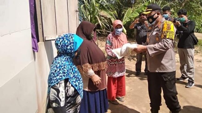 Polres Tanjabtim Bagikan Paket Sembako ke Warga Terdampak Covid-19