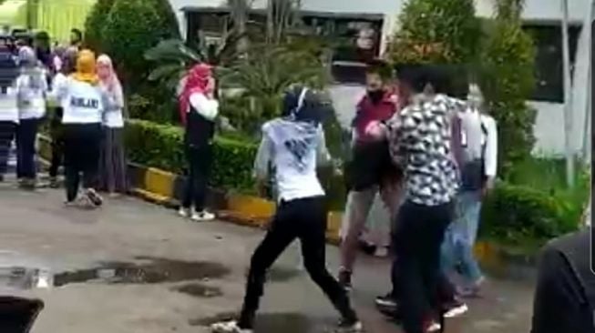 Detik-detik Buruh Pabrik Garmen Kesurupan Massal, Merambat Jadi 9 Orang