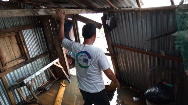 Braak... Kapal Tongkak Batubara Hantam 4 Rumah di Tepian Sungai Musi