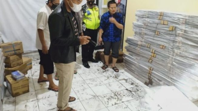 Logistik Pilkada Cilegon Kebanjiran Dipindahkan ke Aula Kecamatan Jombang