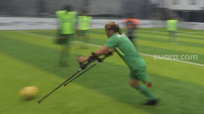 Sejumlah pemain tim sepak bola Garuda Indonesia Amputee Football (Garuda INAF) menjalani sesi latihan di F7 Mini Soccer Cilandak, Jakarta, Kamis (3/12/2020). [Suara.com/Angga Budhiyanto]