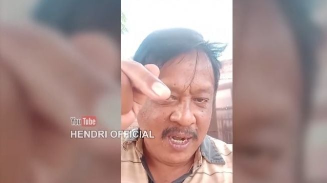 Pria yang akan penggal kepala Rizieq Shihab. (YouTube/HENDRI OFFICIAL)