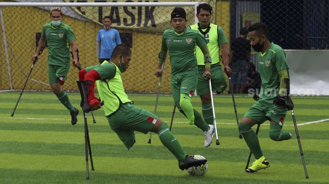 Sejumlah pemain tim sepak bola Garuda Indonesia Amputee Football (Garuda INAF) menjalani sesi latihan di F7 Mini Soccer Cilandak, Jakarta, Kamis (3/12/2020). [Suara.com/Angga Budhiyanto]