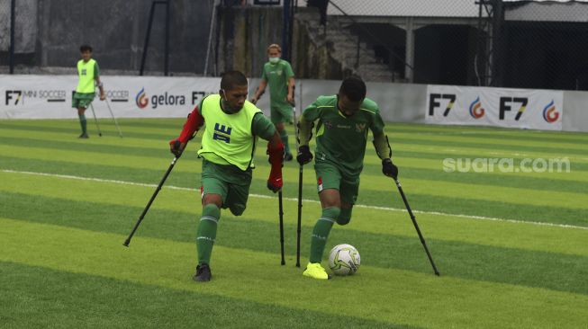 Sejumlah pemain tim sepak bola Garuda Indonesia Amputee Football (Garuda INAF) menjalani sesi latihan di F7 Mini Soccer Cilandak, Jakarta, Kamis (3/12/2020). [Suara.com/Angga Budhiyanto]