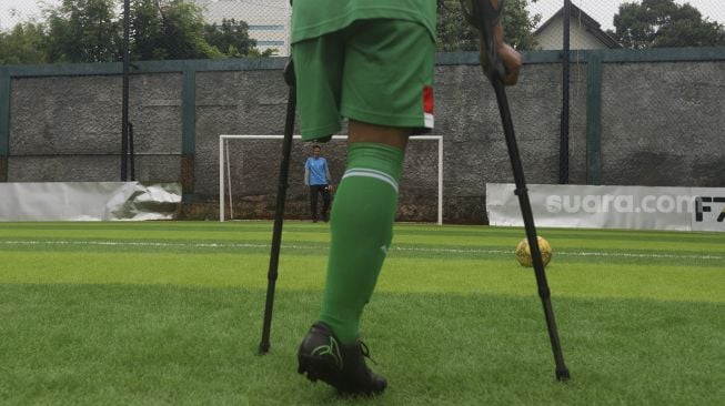 Sejumlah pemain tim sepak bola Garuda Indonesia Amputee Football (Garuda INAF) menjalani sesi latihan di F7 Mini Soccer Cilandak, Jakarta, Kamis (3/12/2020). [Suara.com/Angga Budhiyanto]