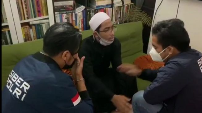 Tangkap layar video penyidik Bareskrim Polri saat tangkap Ustaz Maaher di kediamannya. (istimewa)