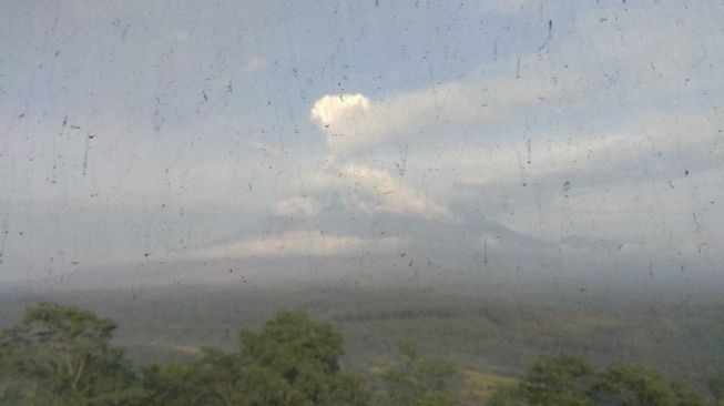 Gunung Semeru Masih Semburkan Awan Panas, Tapi Letusannya Fluktuatif