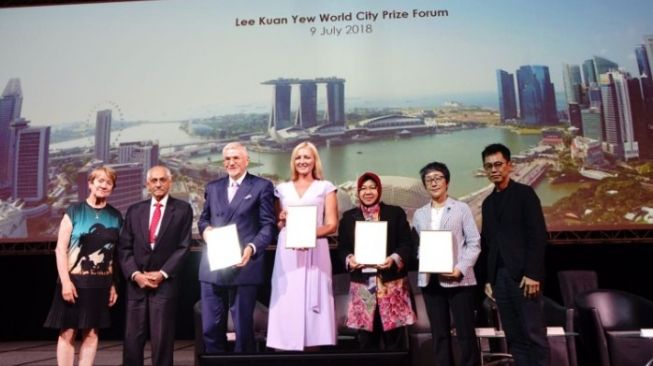 Wali Kota Surabaya, Tri Rismaharini menerima Lee Kuan Yew World City Prize. (Dok : Pemkot Surabaya)