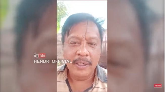 Pria yang akan memenggal kepala Rizieq Shihab. (YouTube/HENDRI OFFICIAL)