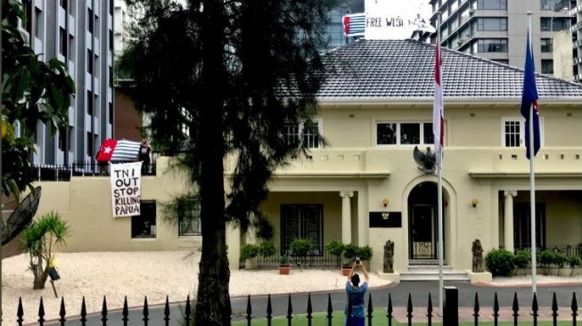 Bendera Bintang Kejora Berkibar di KJRI Melbourne: Stop Killing Papua!