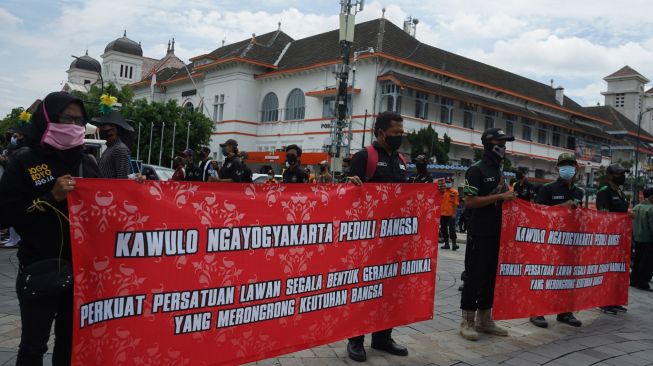 Warga yang tergabung dalam "Kawulo Ngayogyakarta Peduli Bangsa" melakukan aksi damai di kawasan Titik Nol Km, Yogyakarta, Kamis (3/12/2020).  ANTARA FOTO/Andreas Fitri Atmoko