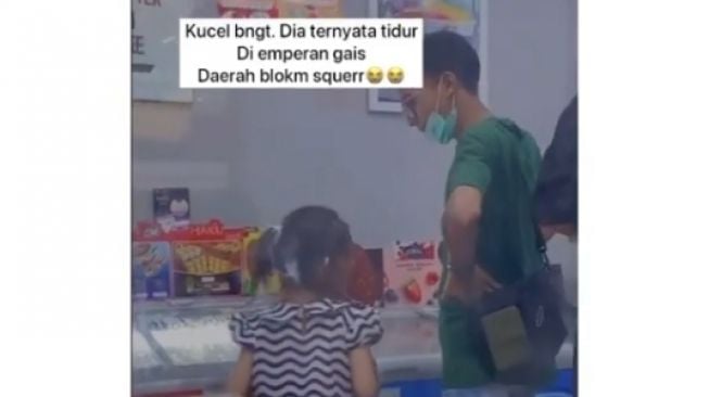 Viral! Sosok Anak Kecil Mirip Bule Jualan Tisu