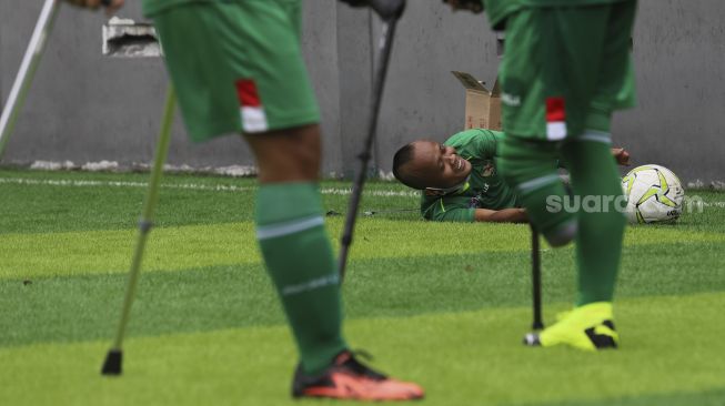 Sejumlah pemain tim sepak bola Garuda Indonesia Amputee Football (Garuda INAF) beristirahat disela-sela menjalani sesi latihan di F7 Mini Soccer Cilandak, Jakarta, Kamis (3/12/2020). [Suara.com/Angga Budhiyanto]