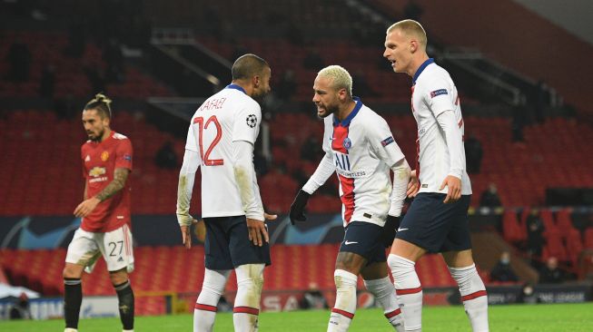 Penyerang Paris Saint-Germain Neymar (tengah) merayakan golnya bersama rekan setimnya setelah ia mencetak gol ketiga timnya selama pertandingan sepak bola grup H Liga Champions antara Manchester United melawan Paris Saint Germain di Stadion Old Trafford, Manchester, Inggris, Kamis (3/12) dini hari WIB.  [Oli SCARFF / AFP]