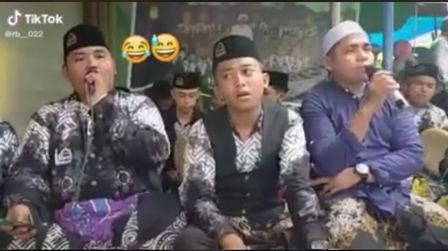 Pertunjukkan Hadroh Heboh usai Pemainnya Kesetrum Berjamaah, Jadinya Begini