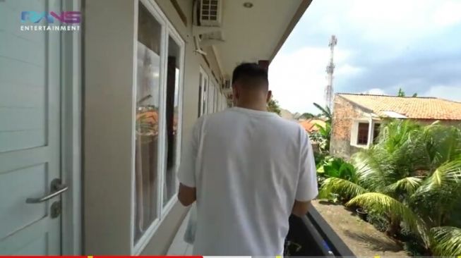 Kosan Dimas Ahmad berada di lantai atas. [RANS Entertainment]