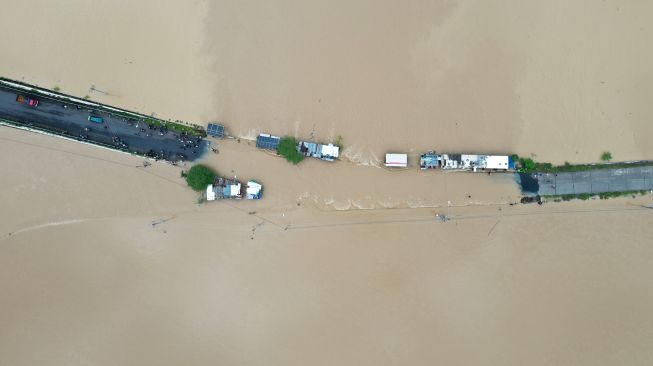 Foto udara banjir dari luapan Kali Klawing menggenangi jalur penghubung Kabupaten Banyumas-Purbalingga di Jembatan Linggamas, Desa Petir, Kalibagor, Banyumas, Jawa Tengah, Kamis (3/12/2020). [ANTARAFOTO/Idhad Zakaria]