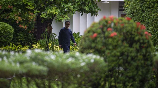 Gubernur DKI Jakarta Anies Baswedan berolah raga saat menjalani isolasi di rumah dinasnya di Menteng, Jakarta Pusat, Kamis (3/12/2020). [ANTARA FOTO/Aditya Pradana Putra]