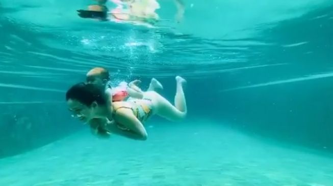 Shandy Aulia ajak anaknya berenang [Instagram]