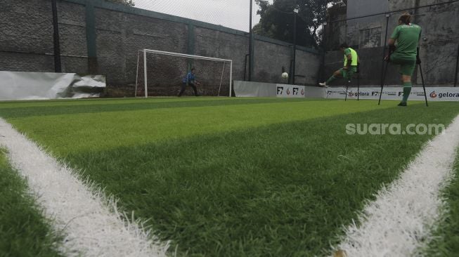 Sejumlah pemain tim sepak bola Garuda Indonesia Amputee Football (Garuda INAF) menjalani sesi latihan di F7 Mini Soccer Cilandak, Jakarta, Kamis (3/12/2020). [Suara.com/Angga Budhiyanto]