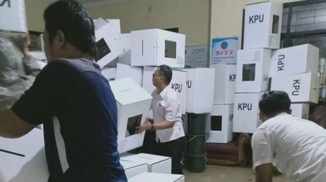Gudang Logistik untuk Pilkada Kota Cilegon Banjir, Kotak Suara Rusak