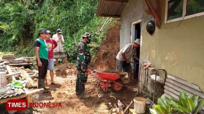 Hujan Deras, Longsor Hantam Rumah Warga di Majalengka