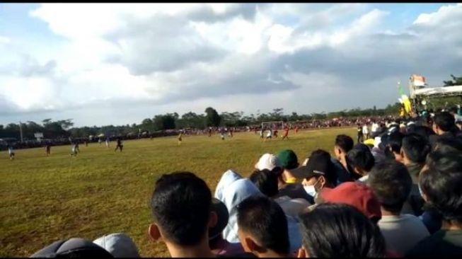Ribuan Penonton Sepakbola Tarkam di Kota Serang Abaikan Protokol Kesehatan
