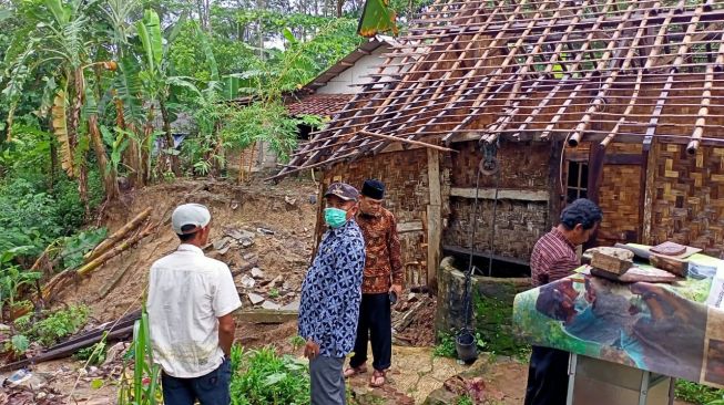 Saluran Drainase Buruk di Jalan Saketi-Malingping Diduga Picu Longsor