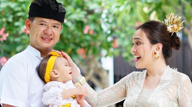 Shandy Aulia Ajak Bayinya Menyelam di Usia 7 Bulan, Apa Sih Manfaatnya?