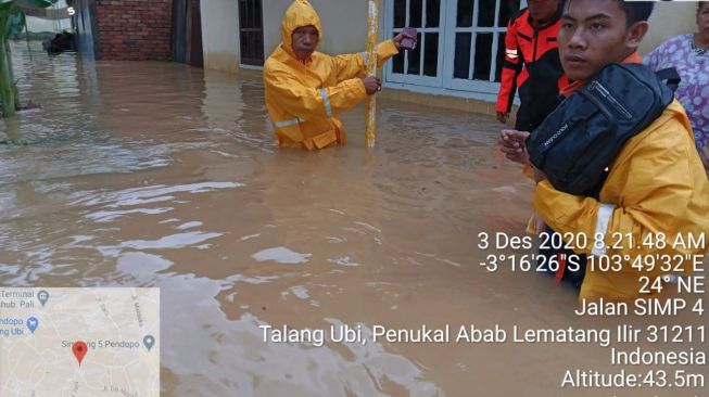 Detik-Detik BPBD Pali Selamatkan Bayi dan Ibunya dari Kepungan Banjir