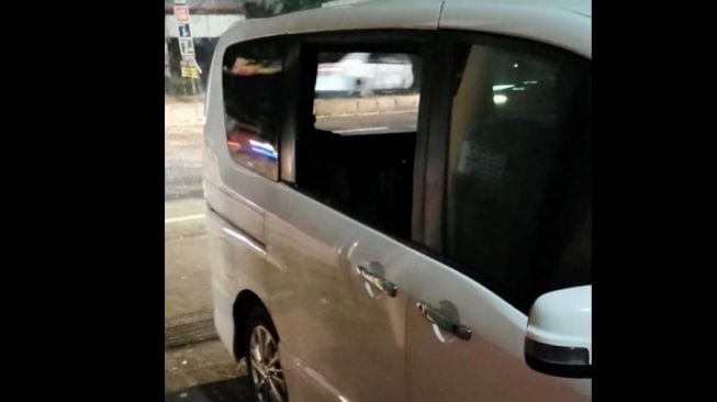 Maling mobil dengan modus operandi pecah kaca. Terjadi pada mobil musisi Anji [Instagram: @duniamanji].