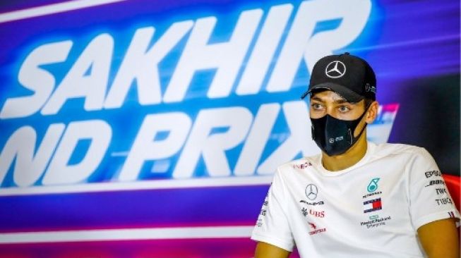 Pembalap Mercedes George Russell yang menggantikan Lewis Hamilton saat wawancara menjelang balapan F1 GP Sakhir di Bahrain International Circuit. Florent Gooden / FIA / AFP