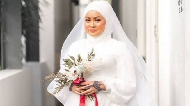 Bikin Sesi Foto Sendiri, Pengantin Perempuan Ini Viral di Media Sosial