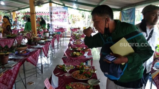 Dewan juri menyicipi masakan peserta Festival Cita Rasa Masakan Khas Projotamansari di wisata Kolam Renang Tirtamansari, Kabupaten Bantul, Jumat (4/12/2020). - (SuaraJogja.id/Muhammad Ilham Baktora)