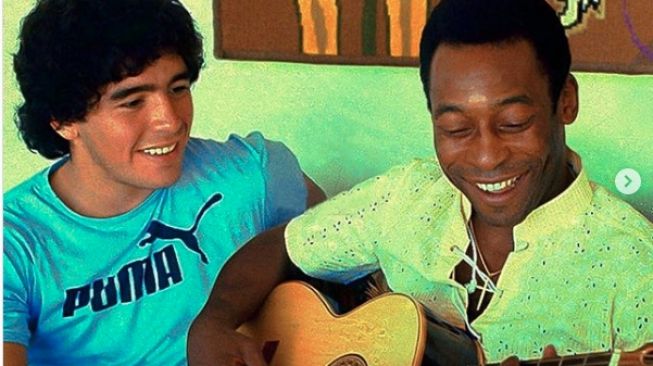 Pele saat bermain gitar dengan Maradona. (Instagram/@pele)