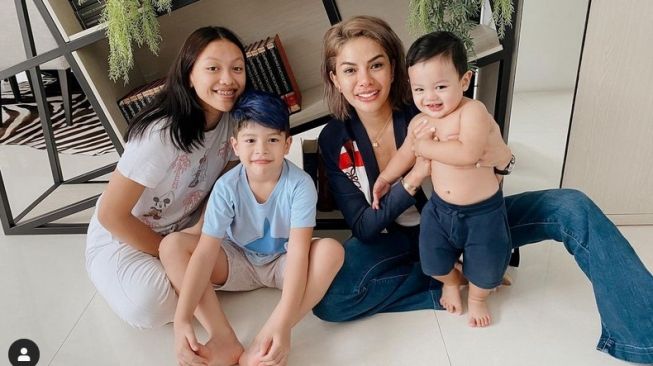 Nikita Mirzani bersama tiga anaknya. [Instagram]
