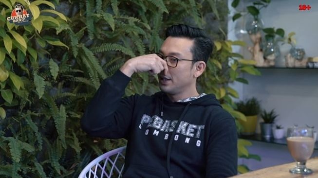 Denny Sumargo curhat dulu hidungnya pesek. (YouTube/CURHAT BANG Denny Sumargo)