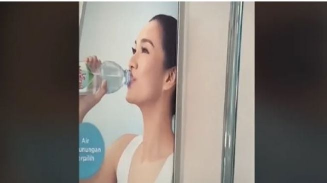 Seorang pemuda ngamuk di mesia sosial TikTok. Dia memprotes larangan makan dan minum di dalam gerbong MRT Jakarta.