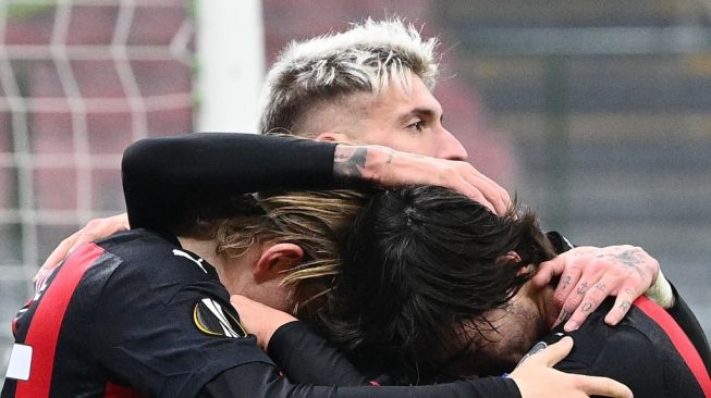 Dari kiri - Penyerang AC Milan Jens Petter Hauge, Samuel Castillejo, dan Sandro Tonali merayakan gol Brahim Diaz saat menghadapi Celtic di matchday kelima Grup H Liga Europa, di San Siro, Jumat (4/12/2020) dini hari WIB. [Vincenzo PINTO / AFP]