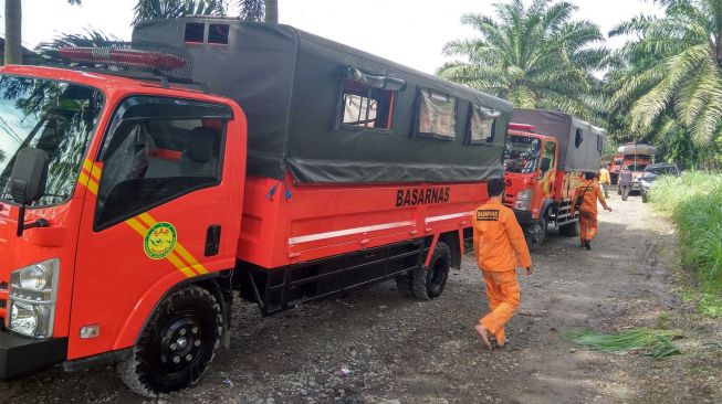 Tim Basarnas Kota Medan melakukan pencarian korban hilang akibat banjir di Tanjung Selamat (Suara.com/Muhlis)