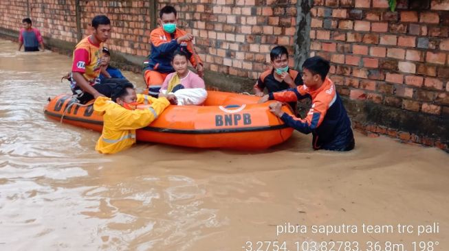 Bayi di Pali yang dievakuasi dari kepungan banjir [Dok. BPBD]