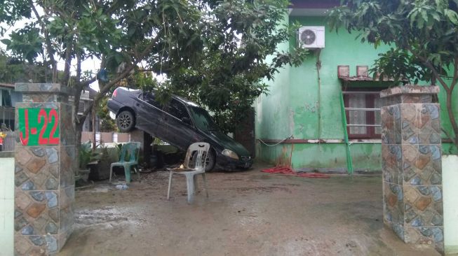 Banjir di Tanjung Selamat, Begini Penampakan Mobil Nyangkut di Pagar