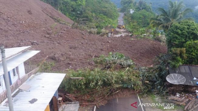 Jalan Utama Bandung-Garut Tertutup Longsor, Arus Kendaraan Dialihkan