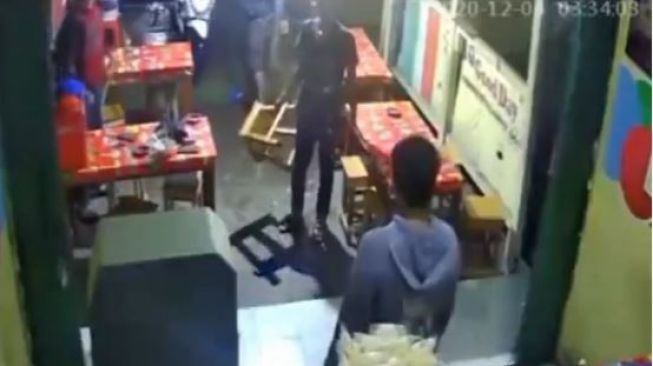 Viral Video Pria Dipukul Kursi Warung Burjo di Jogja, Netizen Geram