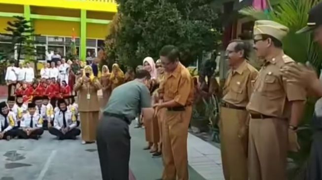 Momen Jenderal TNI Cium Tangan saat Bertemu Guru SMA, Bikin Terharu!