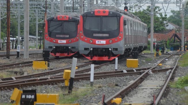 Gerbong Kereta Rel Listrik (KRL) berada di Stasiun Klaten, Jawa Tengah, Jumat (4/12/2020). [ ANTARA FOTO/Aloysius Jarot Nugroho]