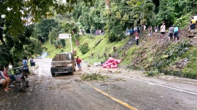 Longsor di Sibolangit, 1 Sopir Truk Tewas-Lalu Lintas Lumpuh Total