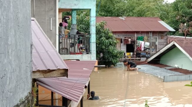 Permukiman Warga di Medan Terendam Banjir Mencapai Seatap Rumah