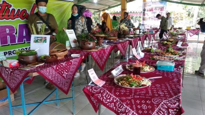 Dewan juri menyicipi masakan peserta Festival Cita Rasa Masakan Khas Projotamansari di wisata Kolam Renang Tirtamansari, Kabupaten Bantul, Jumat (4/12/2020). - (SuaraJogja.id/Muhammad Ilham Baktora)